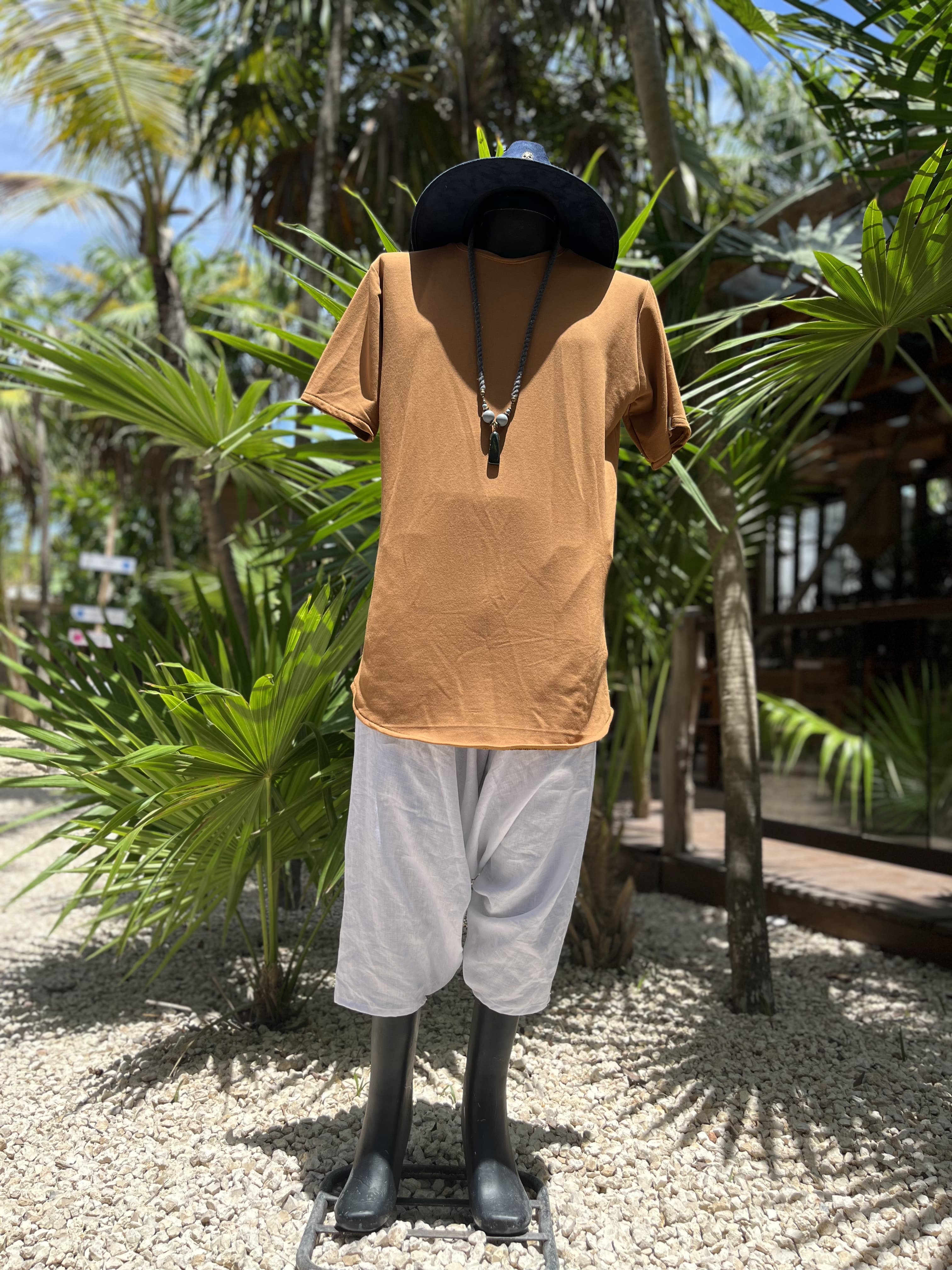 Lookbook Ritual Tulum — remera camel seda verde